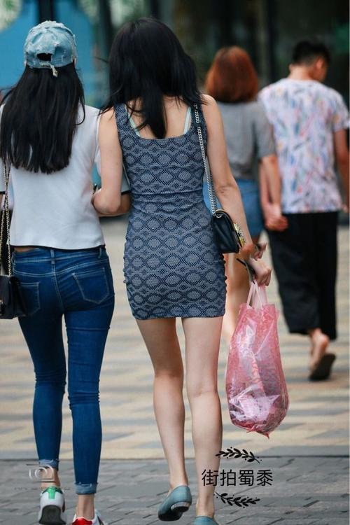 紧身包臀裙的曼妙曲线