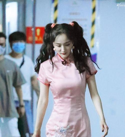 杨幂双马尾旗袍造型,凹凸有致曲线太好了