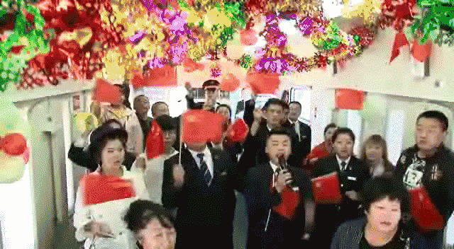 五星红旗飘扬在列车上
