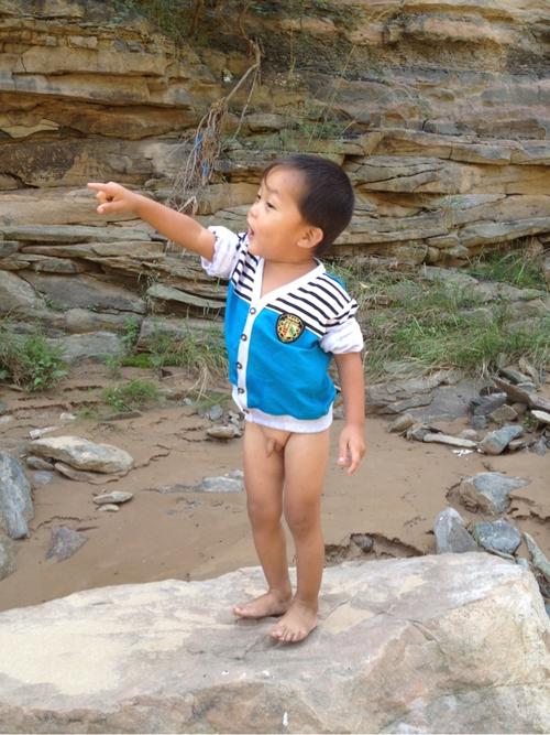 你信不信.不信我就把小鸡拿出来让你看看.儿子你这是耍流氓呀.