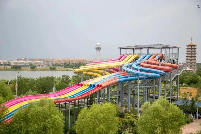 各种适合儿童玩的水上游乐设施,深受小朋友们的喜欢