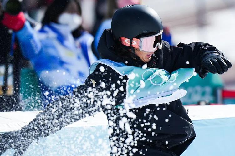 结束的单板滑雪男子大跳台决赛中,中国 17 岁的小将苏翊鸣不负众望,一