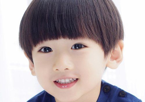 让小男孩的气场看起来分外可爱,短发蘑菇头发型厚实了些