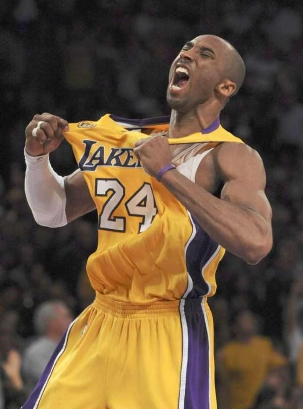 身穿湖人队24号球衣的科比·布莱恩特