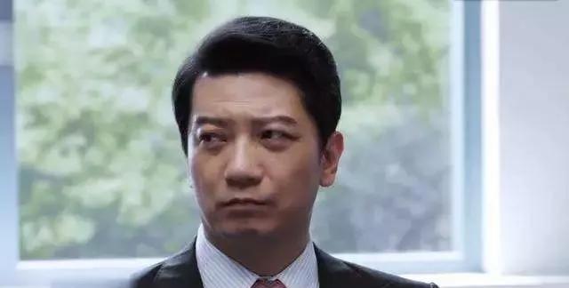他的爸爸叫何嘉一,是一名法律界的大佬.