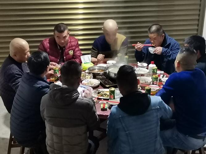 喝酒肯定少不了下酒菜,您看满满的一大桌,全是海货,冬天做火锅是首选
