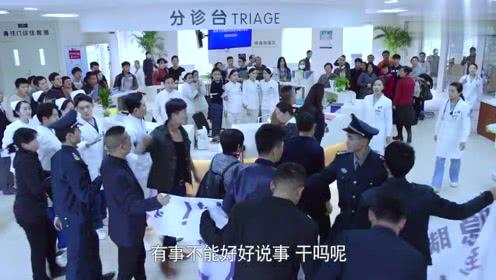 急诊科医生:家属雇人医闹,不料珍妮还给送吃送喝,人才