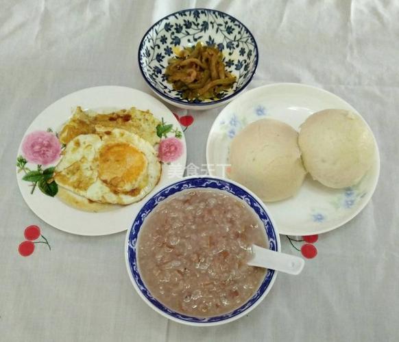 早餐#馒头,稀饭加上煎蛋,小菜,简单的中式早餐,也是有营养的怀旧早餐