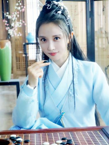 潘时七娱乐圈苦拼10年,演艺完美"大小嘉嫔",网友:现实