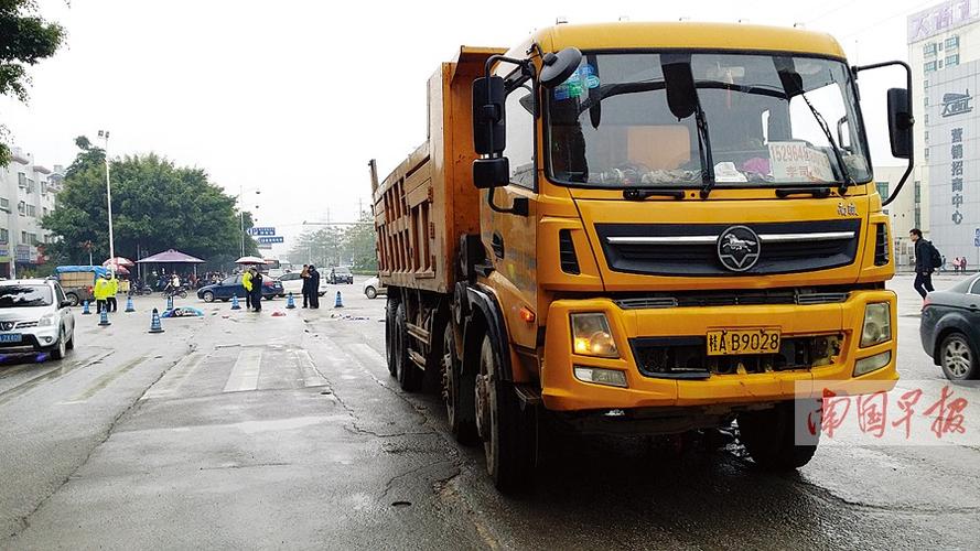 12月9日焦点图:南宁地铁1号线首列车"试跑"