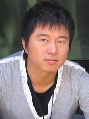 著名歌手满文军被曝于18日晚因涉嫌聚众吸食摇头丸等毒品,在北京朝阳