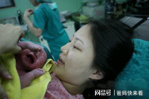 妻子顺产,丈夫陪产抓拍3张照片成经典,丈夫泪奔感叹母爱伟大