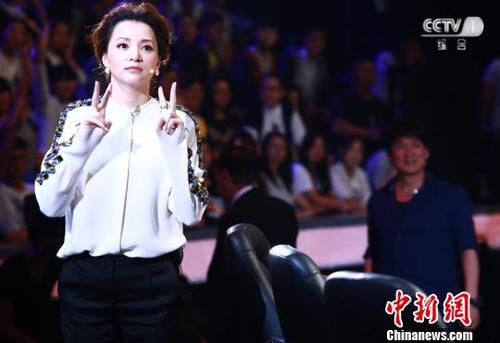央视主持人董卿担任《挑战不可能》评委. 马海燕 摄