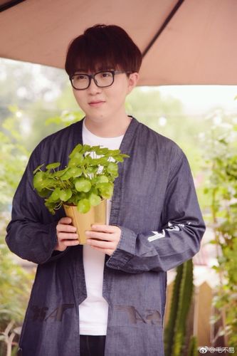 毛不易最新写真曝光 手捧绿植似邻家大哥哥