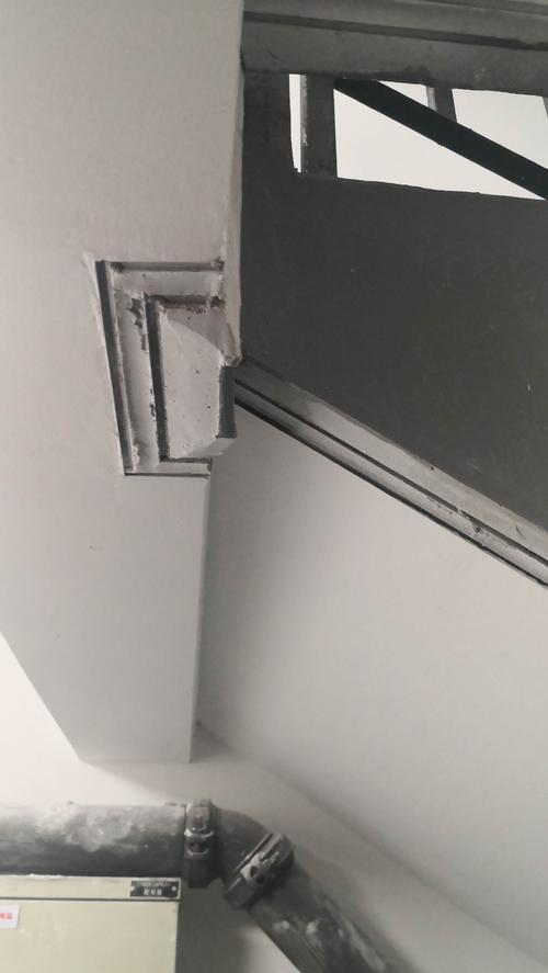 楼梯梯段下沿滴水线涂饰污染未清理.