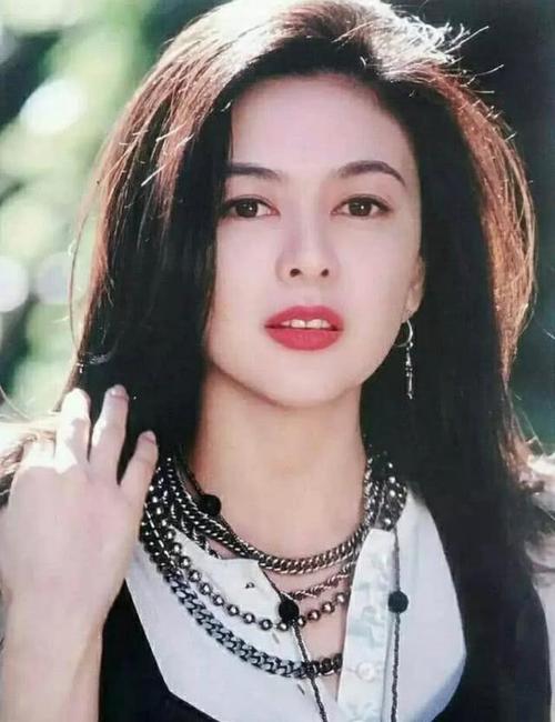 尤其是巅峰时期的关之琳,是现在多少女明星都无法与之相提并论的,你不