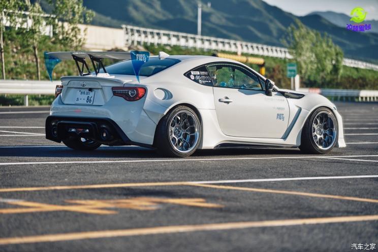 此外,通过特殊的工艺,trd前唇得以保留,还装配了pandem的前杠拉杆令