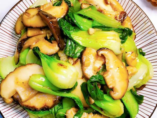 香菇油菜,直接下锅炒就错了,大厨教我一招,青菜翠绿鲜嫩不出水