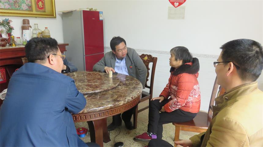 最后,颜卓洲副县长来到汶水村委会,仔细查看了贫困户