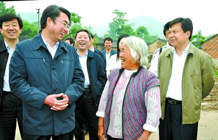 南阳市市长穆为民(左二)在淅川县大石桥乡调研