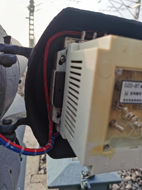 调车信号机点灯单元固定螺丝缺少,底座螺丝普遍松动.(金宝屯站)