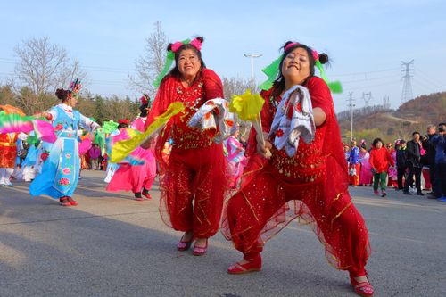500人正宗东北大秧歌队在威海仙姑顶山门前汇演