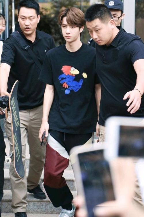 王一博路人视角曝光岩岩贴心整理衣服粉丝喊话看好孩子