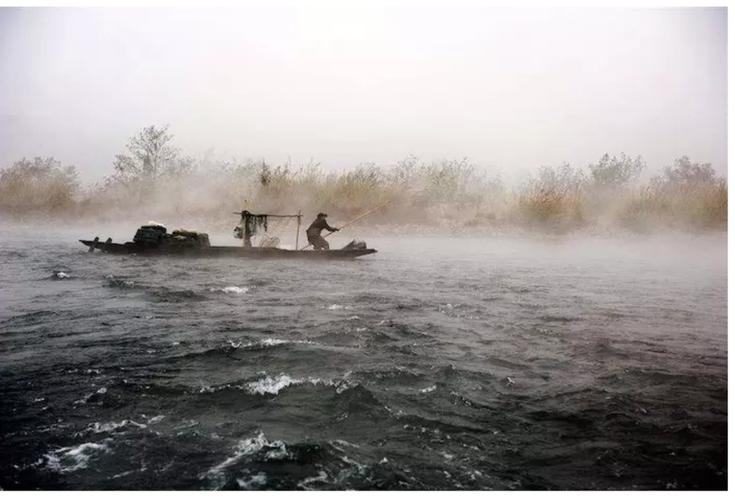 说到人,作者曾在《湘行散记》中写过许多水手,但是这篇文章写了不同