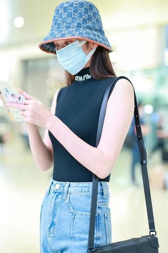 5月28日,颖儿现身上海机场