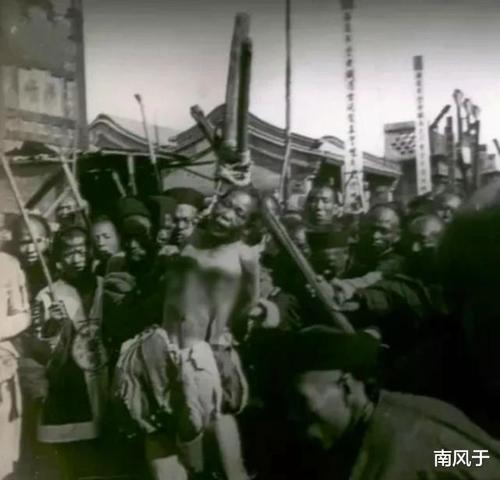清末民初老照片惨遭凌迟的女犯图7只敢白天看图9冲着日本人洗三寸金莲