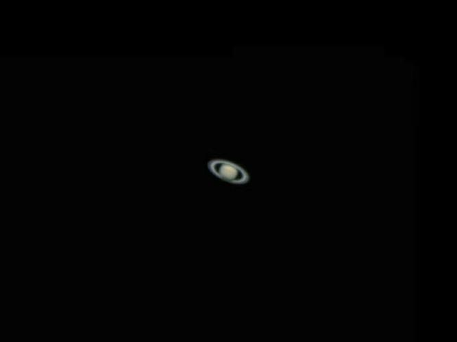 天文望远镜下的土星,带着光环.