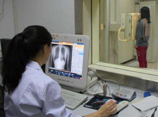 比如去做胸透之类的,那么到底在害怕什么,我们就应该来看看女性在出现