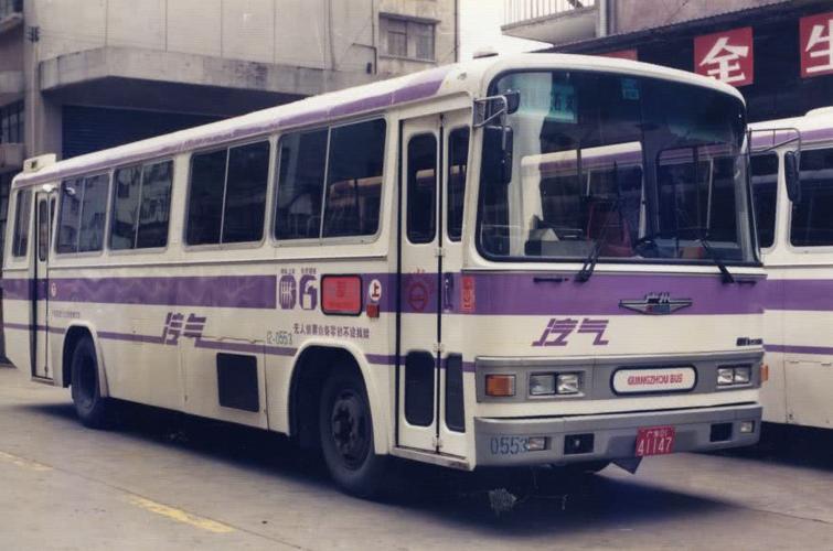 因而被称为 "左口鱼",这是广州早期行驶的经典双层巴士车型之一