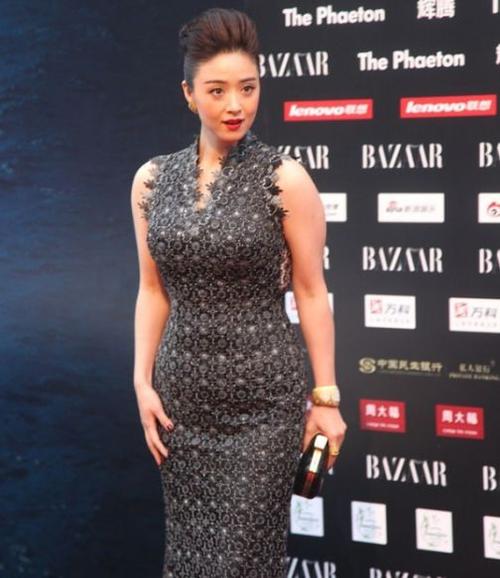 蒋欣穿紧身裙霸气亮相,秀出婀娜多姿的身材,太有贵妇的味道了