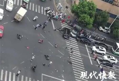 江苏常州市区一辆奔驰撞倒多辆电动车致多人受伤