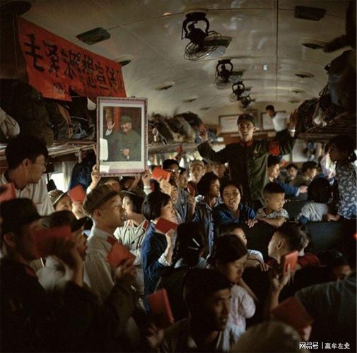 60年代初期的新中国,火车车厢里的乘客们,人人手里都举着一本"红宝