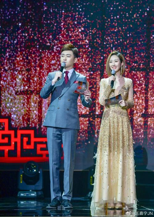 王嘉宁董卿都夸她在台上永远很放松自然看看她是怎么做的