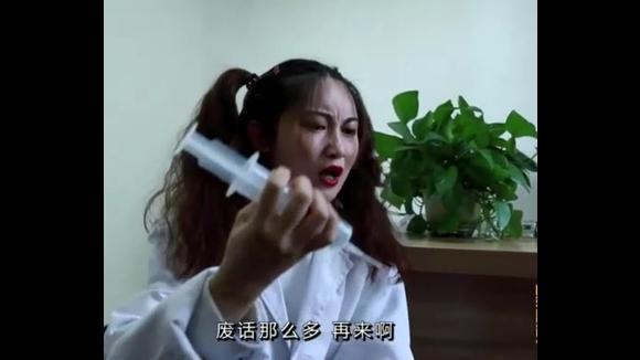 病人打针不配合,医生竟做出榴莲味针管,太有才了