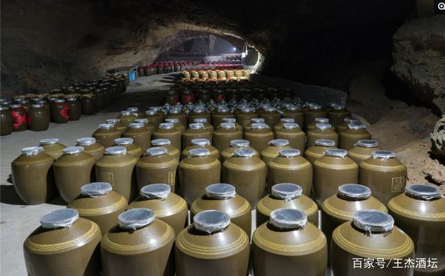 为什么窖藏酒时要选择用陶瓷酒坛储藏?