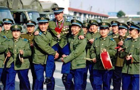 汪家胜是驻沪空军雷达兵某部汽车连班长,他处处以雷锋为榜样,在平凡的