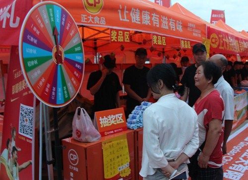 现场试吃品尝,受到广大市民的喜爱和一致好评凌晨三点,参与促销的人员