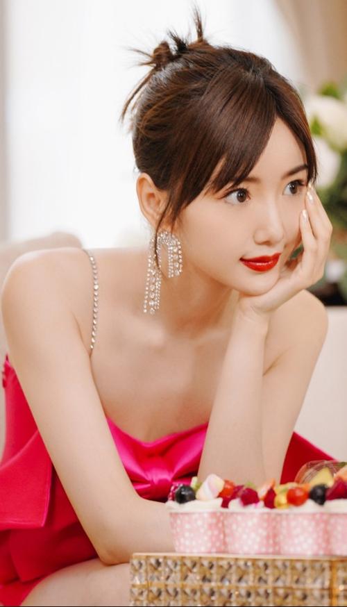 毛晓彤,皮肤保养的非常好,肌滑肤嫩,小鲜肉的眼睛在看