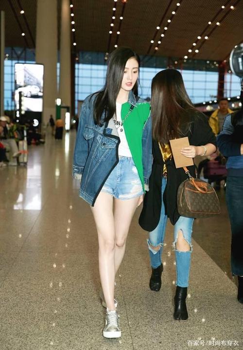 165cm身高的张天爱,在娱乐圈并不是很高,全凭好身材和穿搭技巧,让她的
