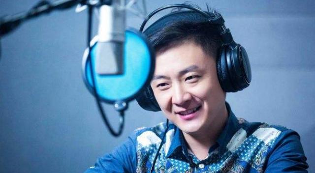 这是著名的配音演员张杰,粉丝都会亲切的称呼为杰大或者阿杰.