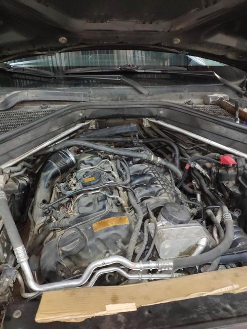 15万公里的宝马x5,行驶时皮带突然断裂,经检查渗油比较严重