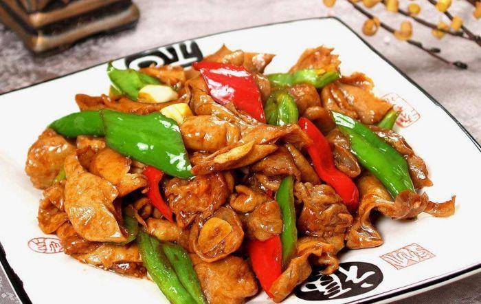  p>尖椒炒肥肠是一道菜品,属于家常美食.