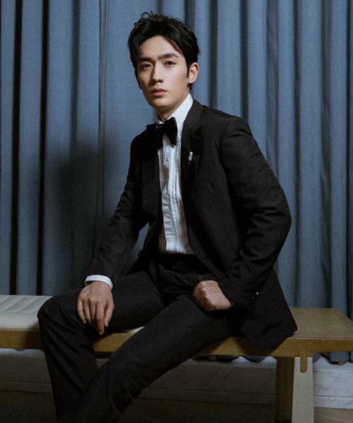朱一龙时尚帅气写真,穿黑色西装套装,英俊潇洒