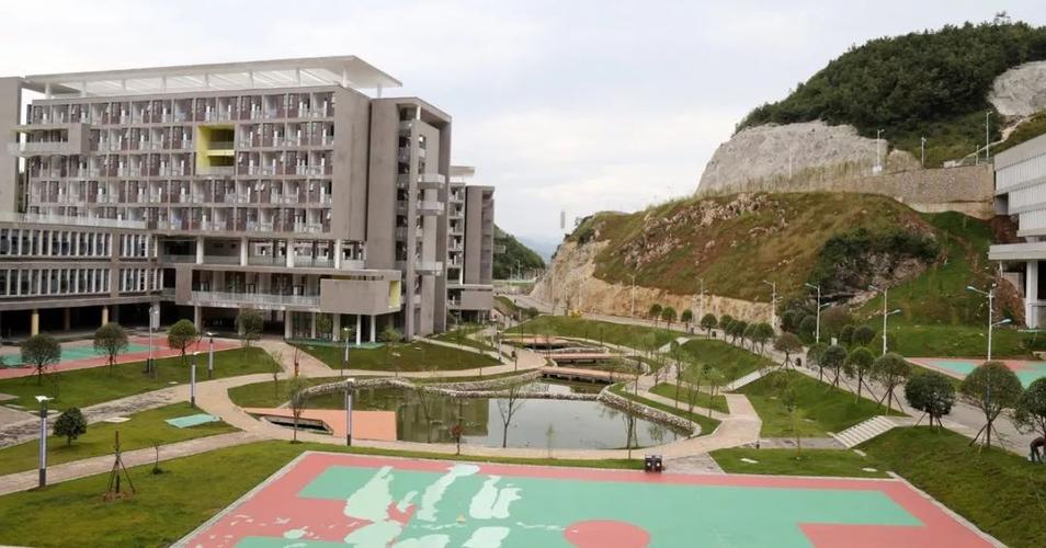六盘水市高中教育城一角.