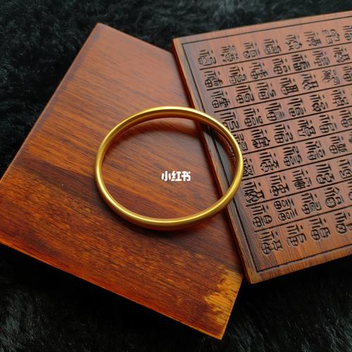 菜百首饰93 古法黄金手镯 相比普通黄金,古法工艺表面的磨砂质感