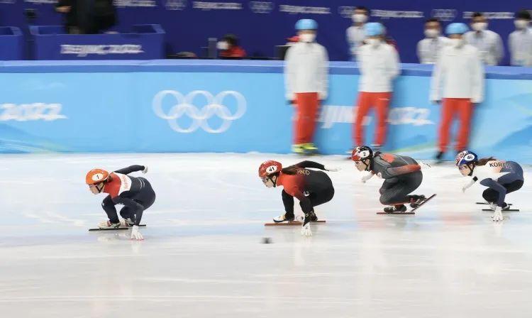 短道速滑女子3000米接力a组决赛现场.河北日报记者霍艳恩摄